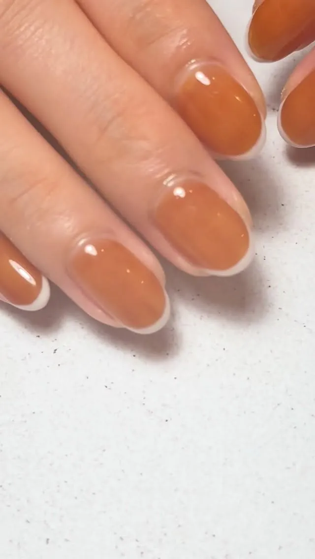 キャラメルカラーにちょっとグレーのフレンチ！秋っぽいフレンチ...