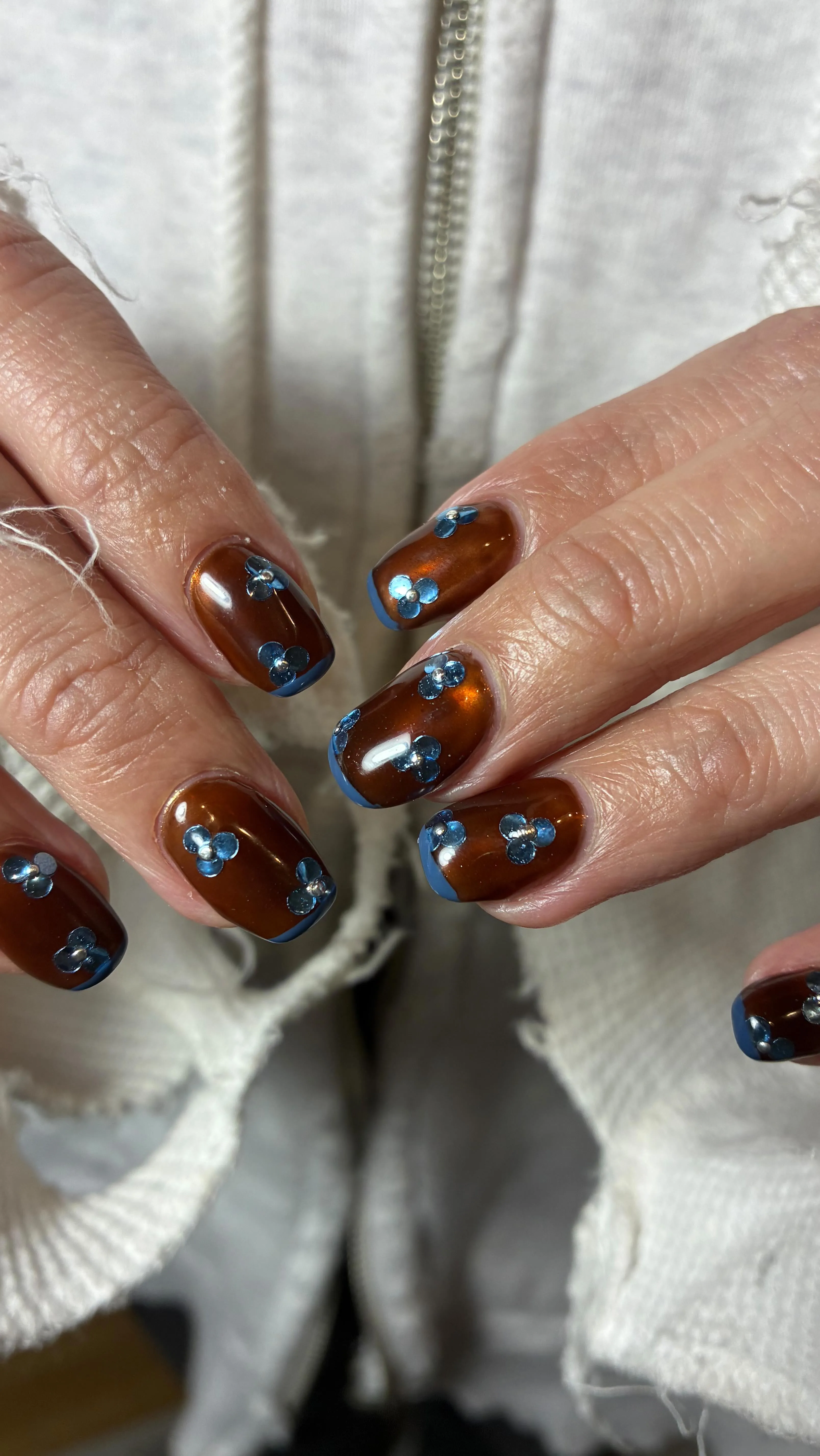 ホログラムでお花🌸茶色は重くならないようにミラー仕込みました...